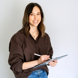 Image of the artist leysaflores who created this design